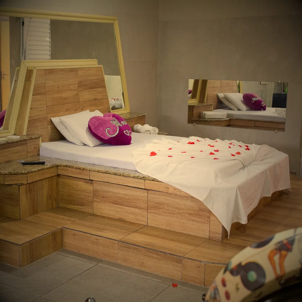 Apartamento Simples com cama de casal e almofada de coração